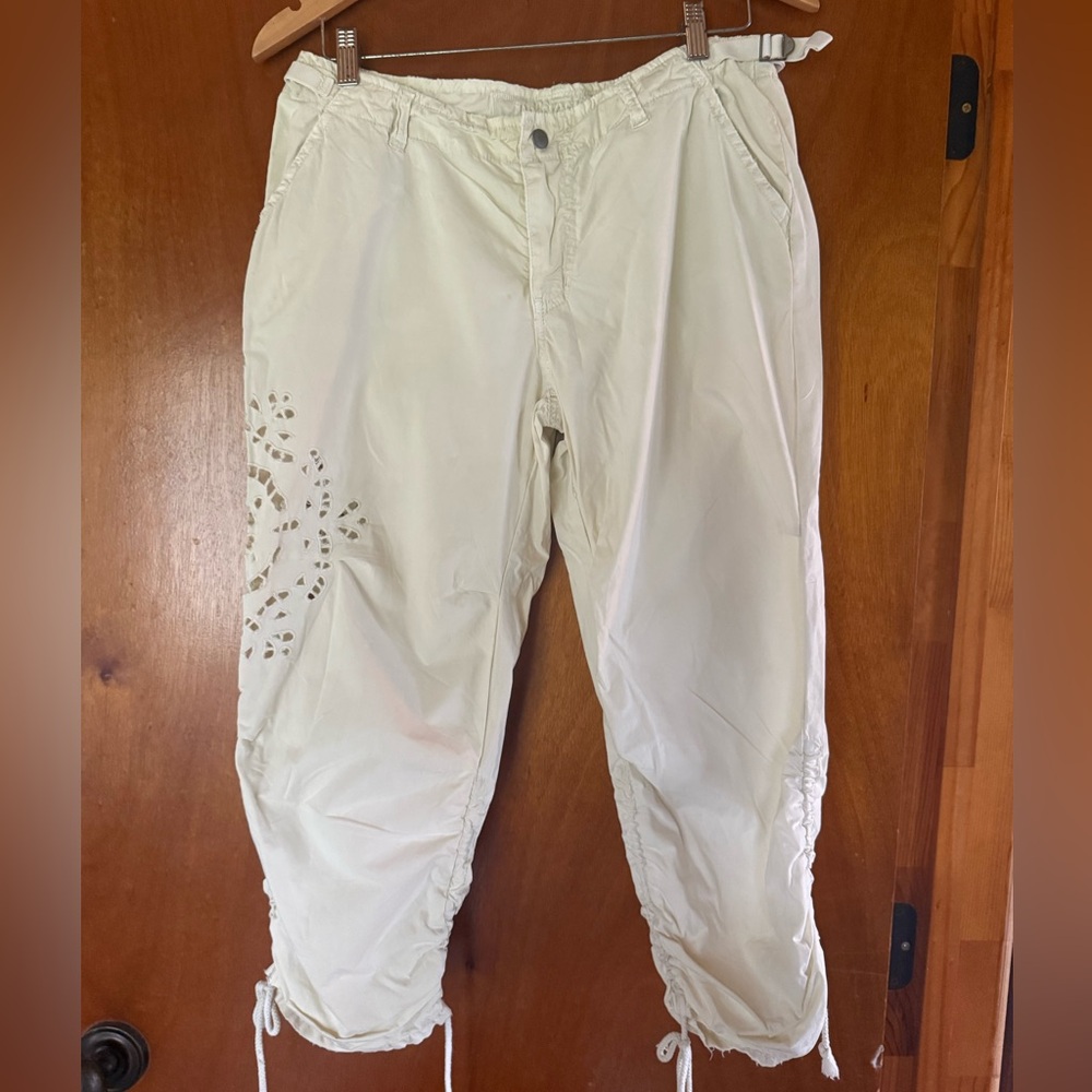 Da-Nang cream baggy capri pants with Embroidery front and back.